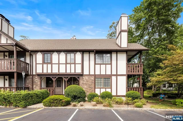 $359,000 | 1612 Faulkner Court, Mahwah, NJ 07430