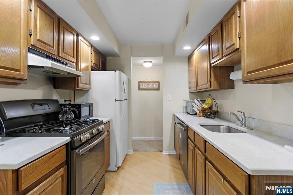 1612 Faulkner Court Mahwah, NJ 07430 - Photo 4 of 13