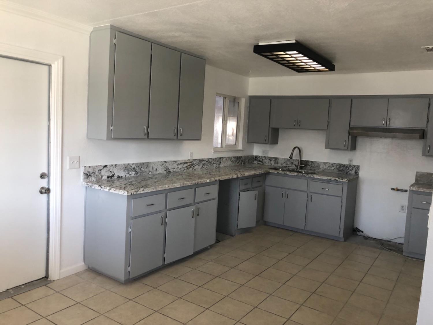 578 South 8th Street Kerman, CA 93630 - Photo 3 of 23
