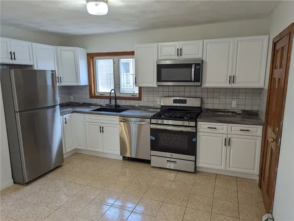$2,400 | 61 Utton Avenue, Unit 2, Pawtucket, RI 02860