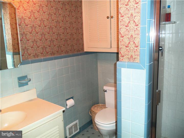 708 Cambridge Road Bala Cynwyd, PA 19004 - Photo 15 of 25 Bathroom