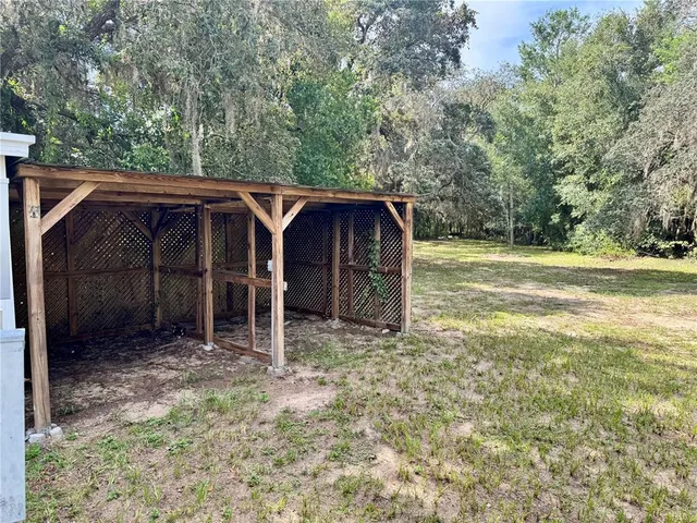 a view of a backyard