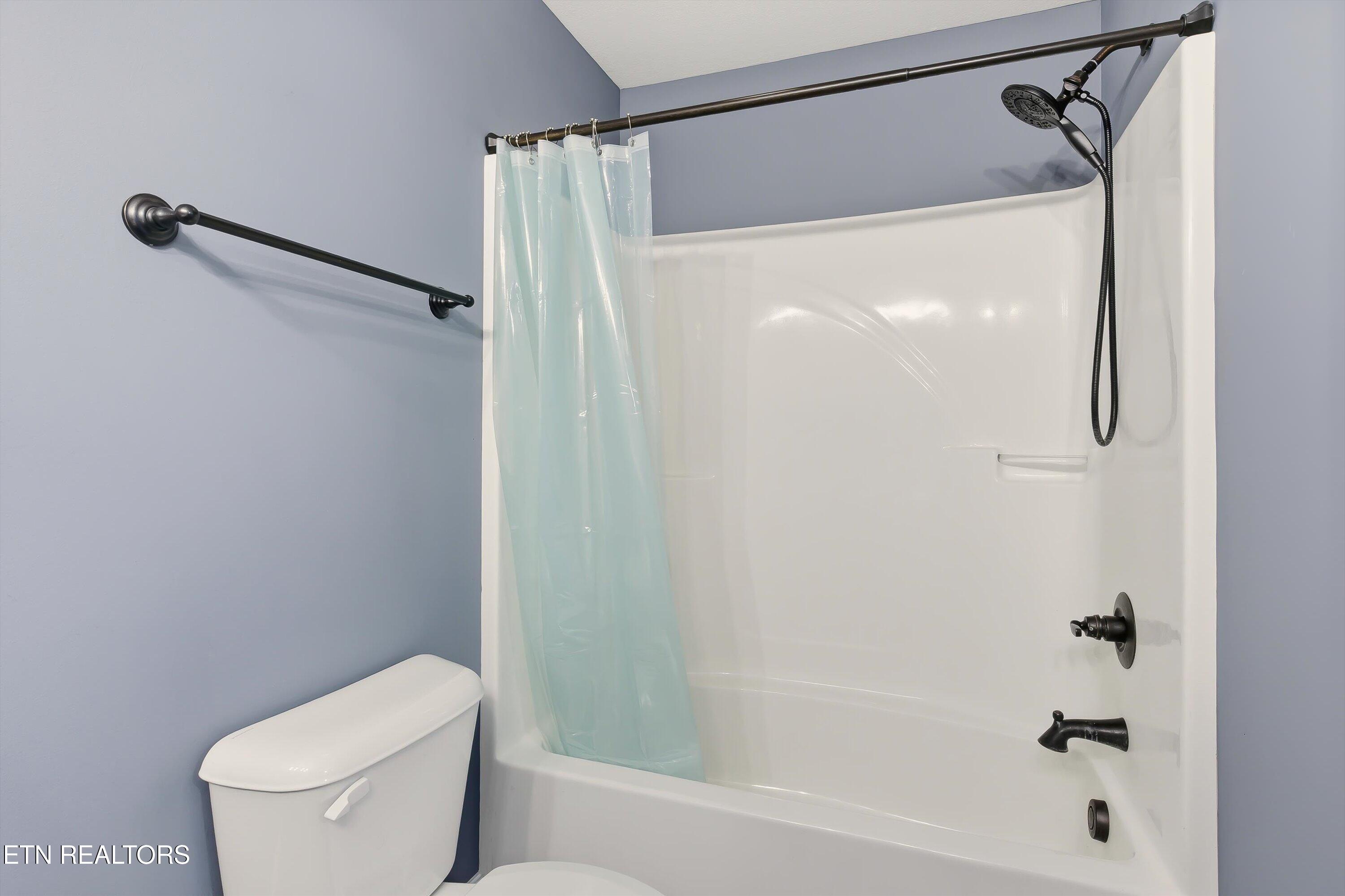 7928 Poplar Grove Lane Powell, TN 37849 - Photo 19 of 37 Master Bathroom