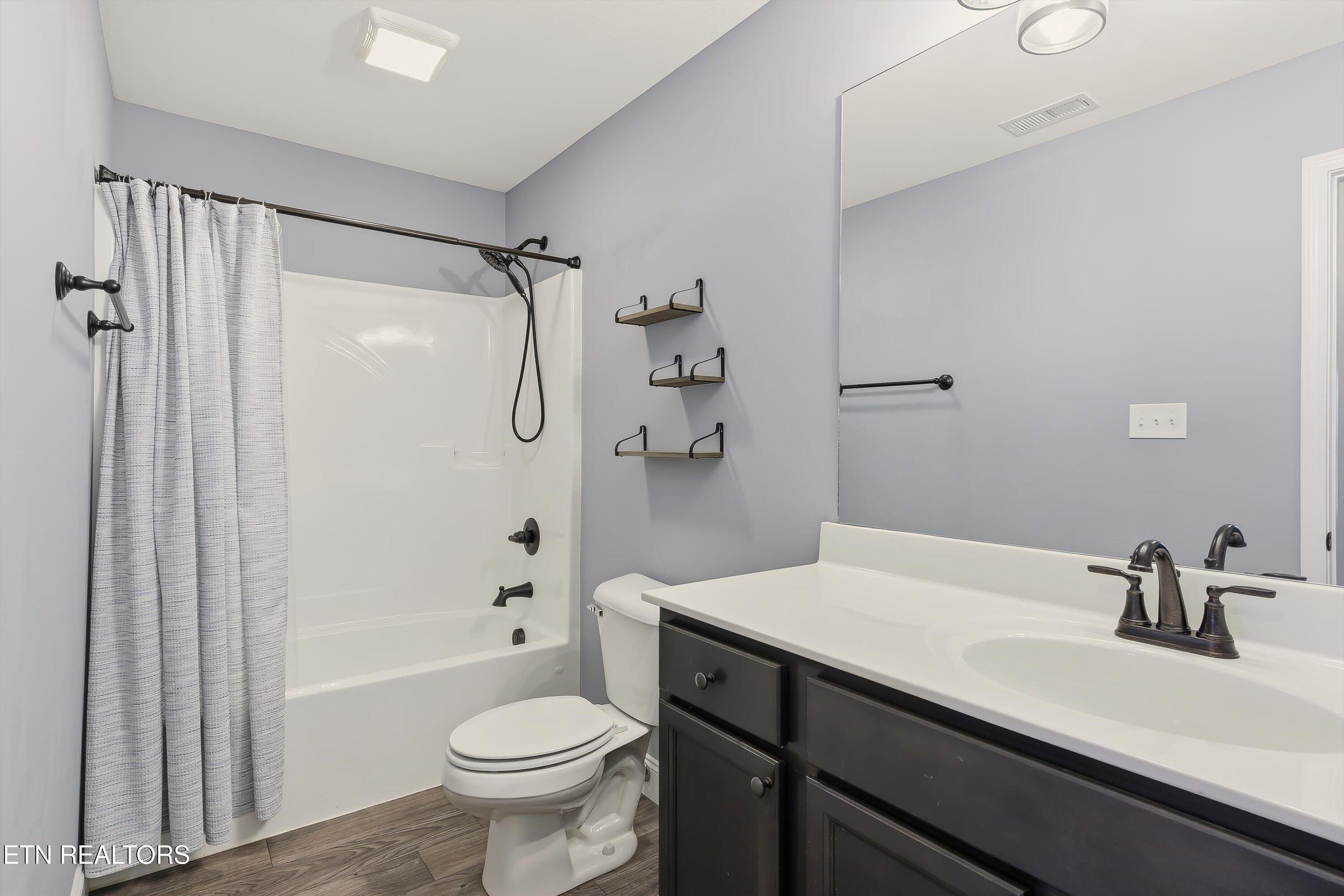 7928 Poplar Grove Lane Powell, TN 37849 - Photo 24 of 37 Upstairs Hall Bathroom