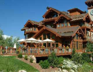 an outdoor space of the house with a garden