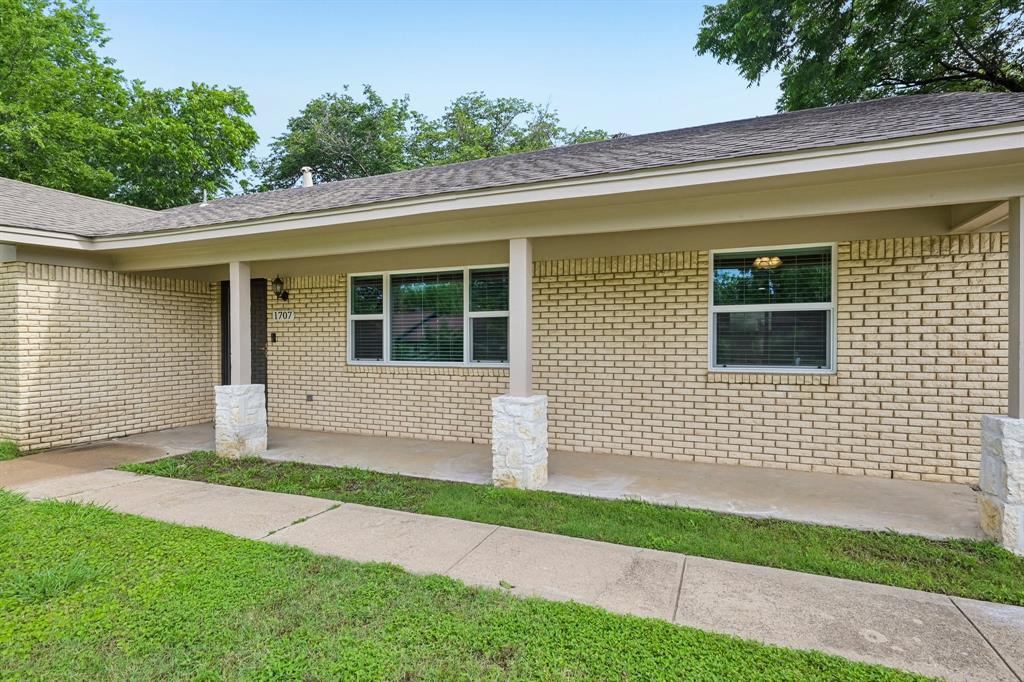 1707 Park Ridge Terrace Arlington, TX 76012 - Photo 3 of 40