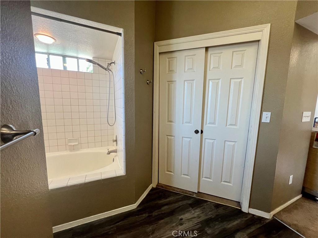 14016 Las Entradas Bakersfield, CA 93314 - Photo 19 of 24 En suite bathtub and walk in closet.