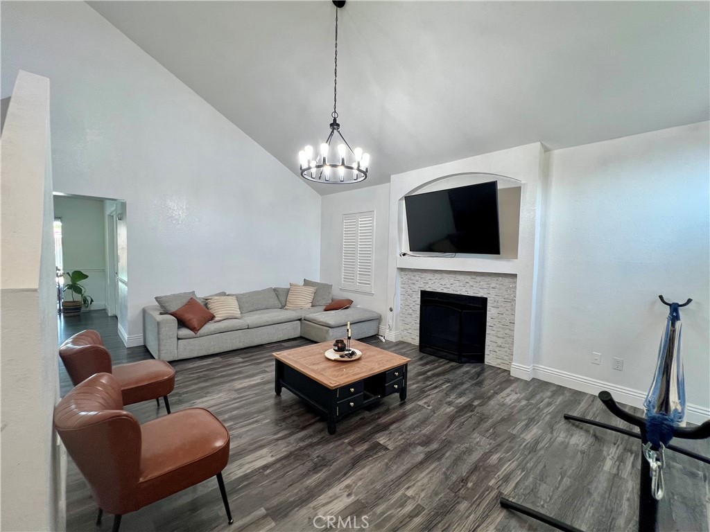 14016 Las Entradas Bakersfield, CA 93314 - Photo 2 of 24 Livingroom