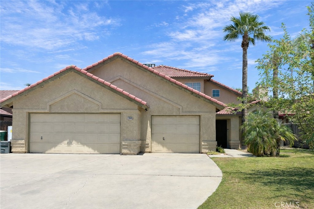14016 Las Entradas Bakersfield, CA 93314 - Photo 7 of 25 a house with a outdoor space
