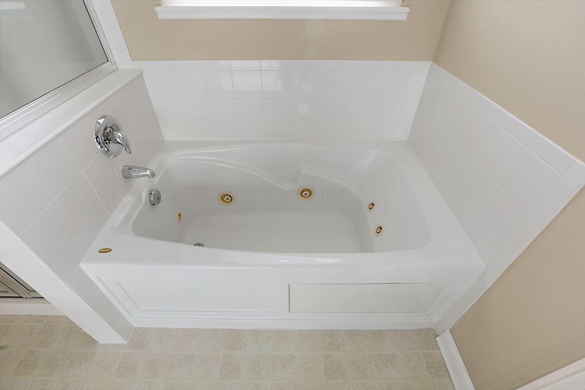 6313 Chetti Drive Columbus, OH 43213 - Photo 34 of 88 Whirlpool Tub