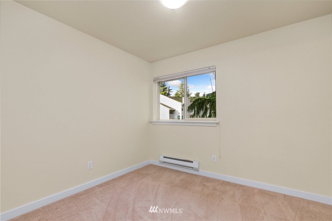 9805 Avondale Road Northeast, Unit L237 Redmond, WA 98052 - Photo 12 of 25 an empty room with windows