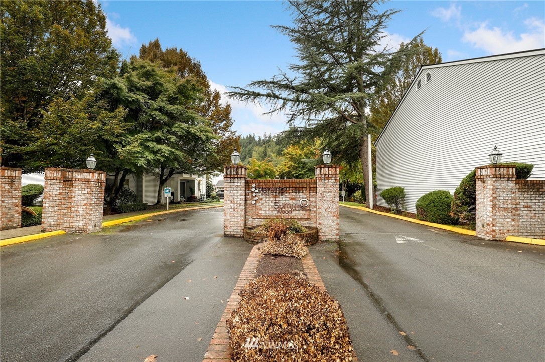 9805 Avondale Road Northeast, Unit L237 Redmond, WA 98052 - Photo 25 of 25 a front view of a house with a yard