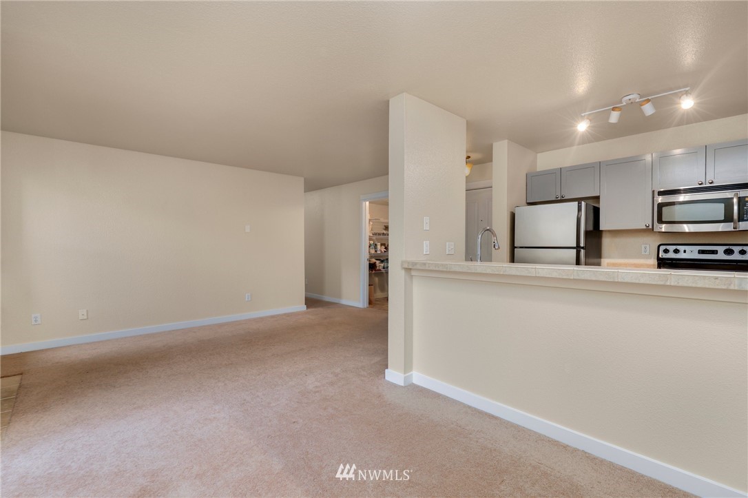 9805 Avondale Road Northeast, Unit L237 Redmond, WA 98052 - Photo 4 of 25 a view of a kitchen with electric appliances