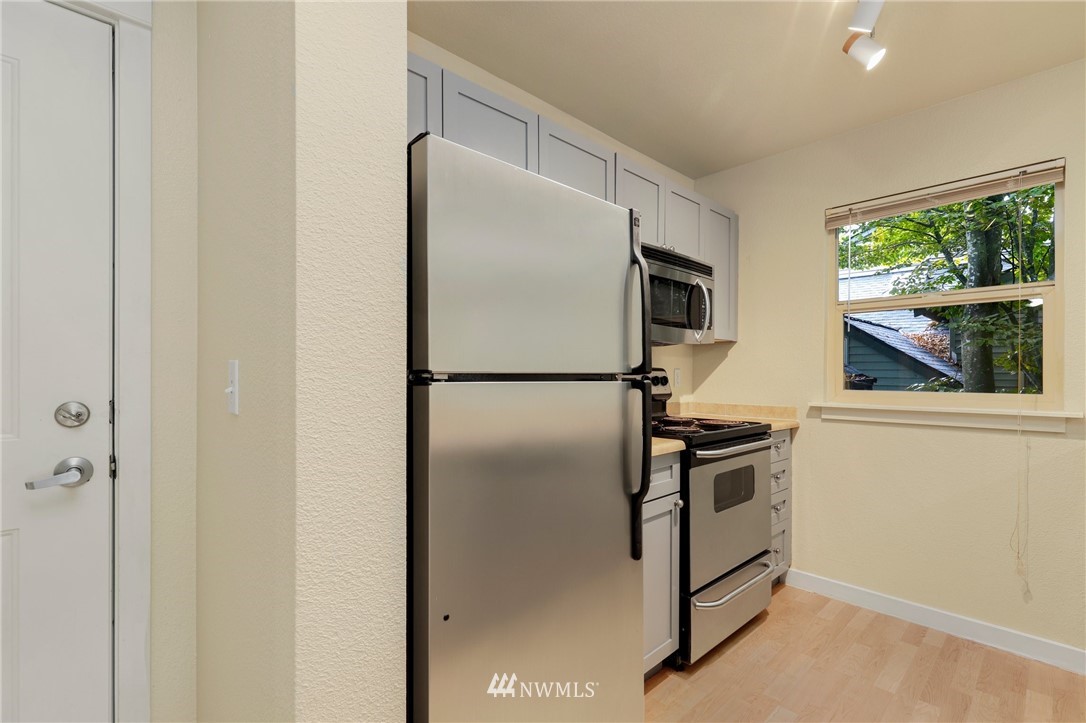 9805 Avondale Road Northeast, Unit L237 Redmond, WA 98052 - Photo 6 of 25 a kitchen with stainless steel appliances granite countertop a refrigerator and a sink