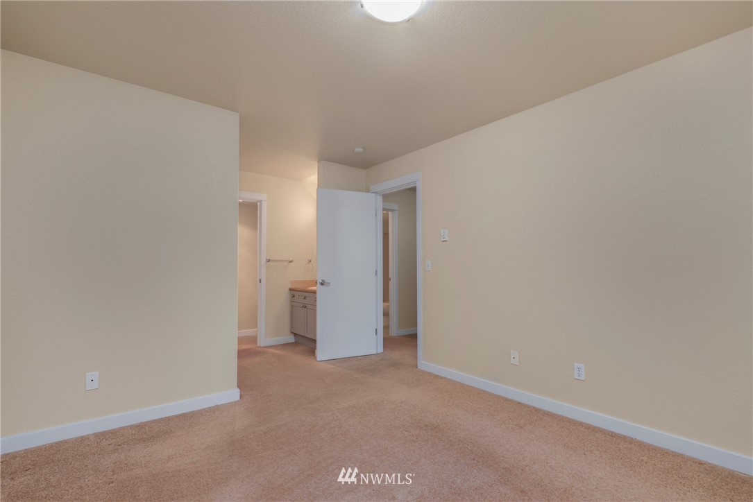 9805 Avondale Road Northeast, Unit L237 Redmond, WA 98052 - Photo 8 of 25 a view of an empty room