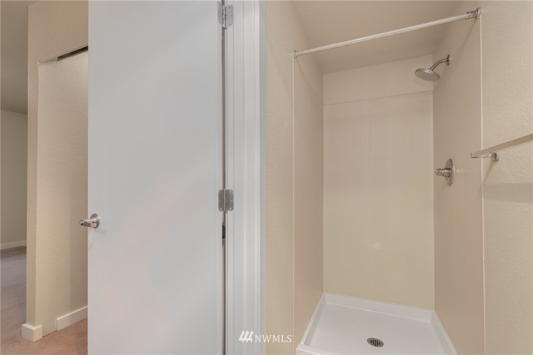 9805 Avondale Road Northeast, Unit L237 Redmond, WA 98052 - Photo 10 of 25 a bathroom with a shower