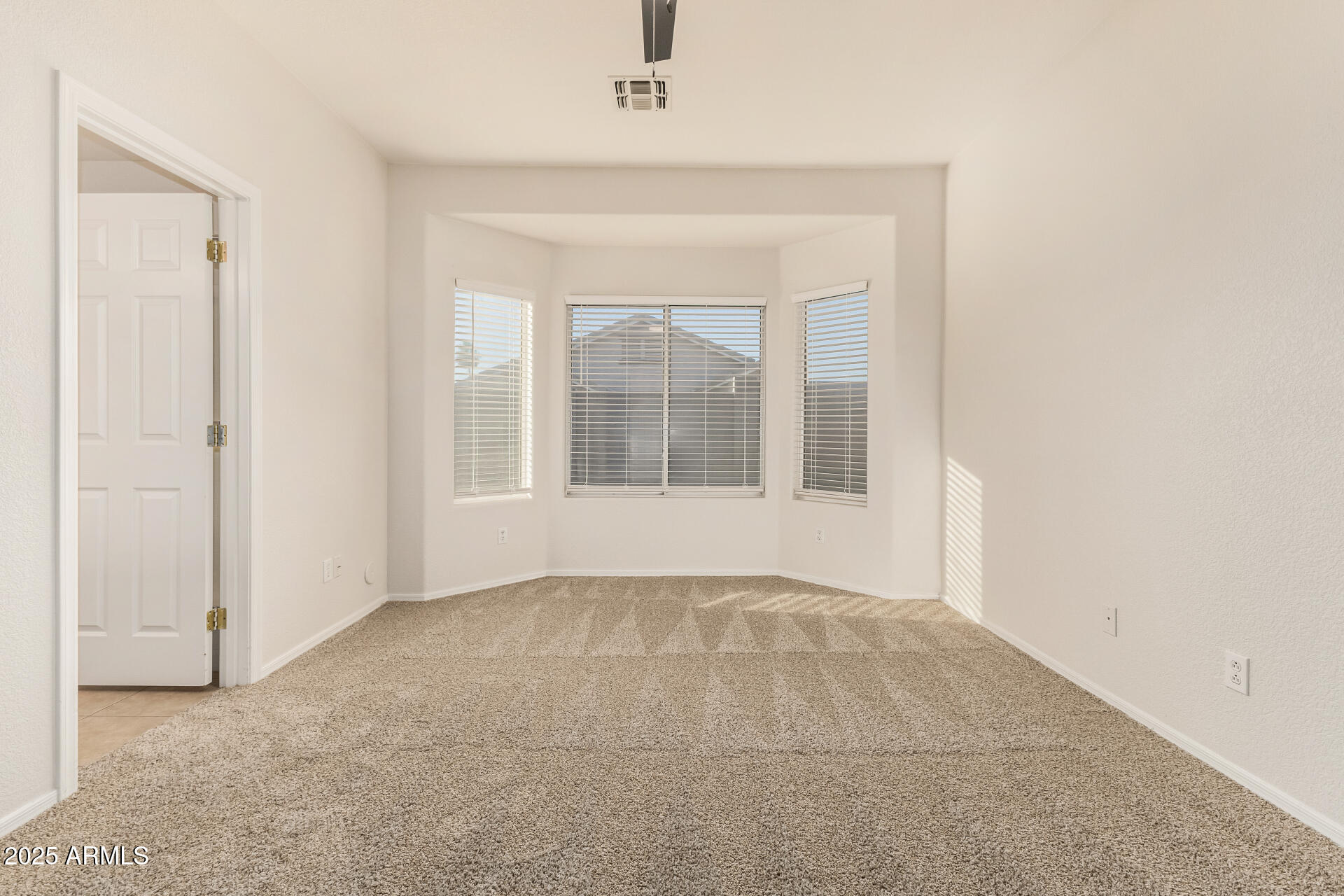 3622 South Joshua Tree Lane Gilbert, AZ 85297 - Photo 22 of 37 a view of an empty room with a window
