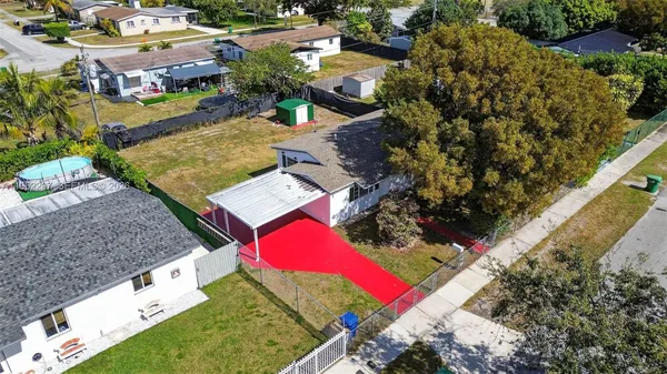 a view of a house with backyard and garden