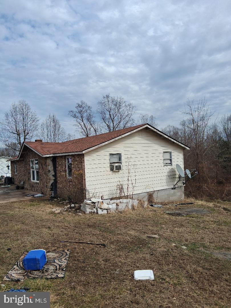 268 Rollins Ford Road Amissville, VA 20106 - Photo 2 of 6 a backyard of a house