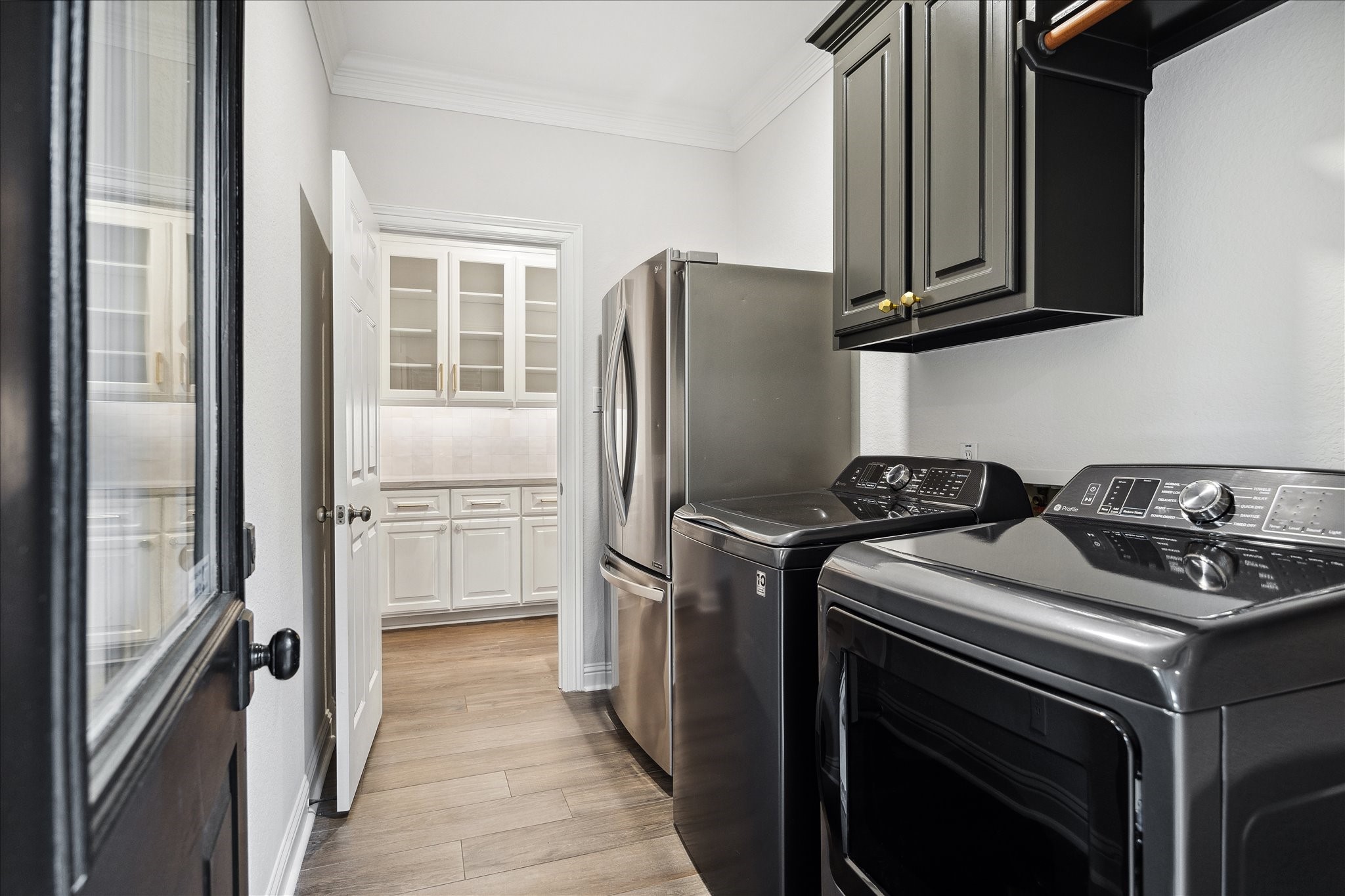 6211 Alameda Point Lane Houston, TX 77041 - Photo 43 of 50 Spacious downstairs utility room near the kitchen with refrigerator space.