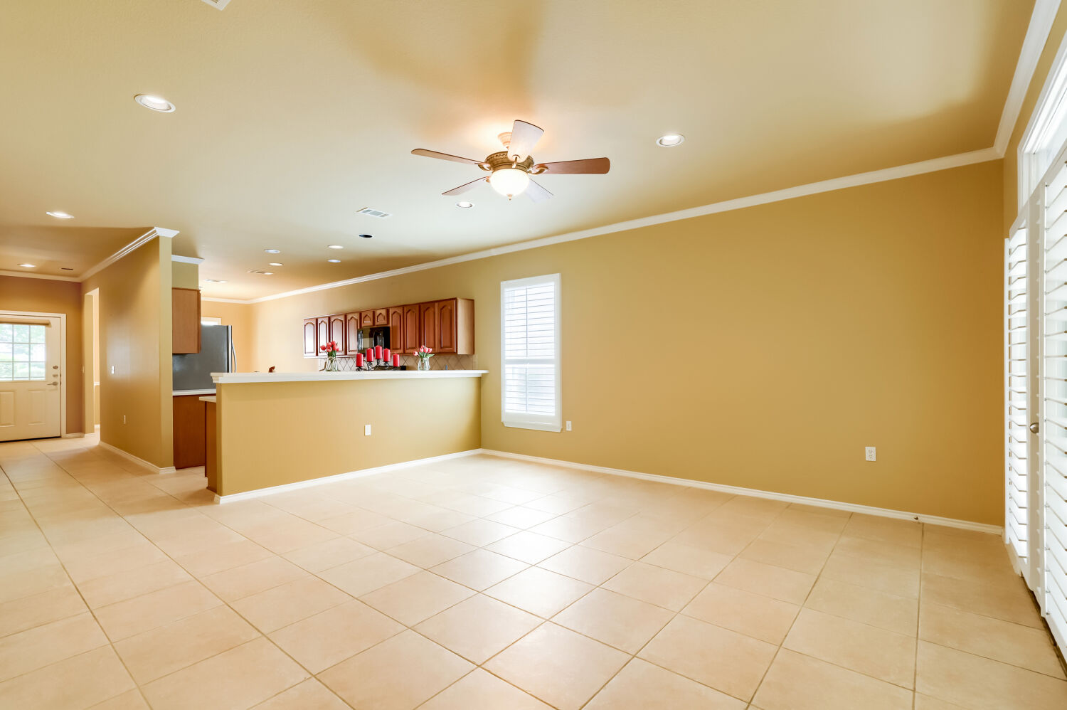 310 Crockett Loop Georgetown, TX 78633 - Photo 7 of 22 Crown molding and Ceiling fan in the family room. Canned lighting provides additional light.