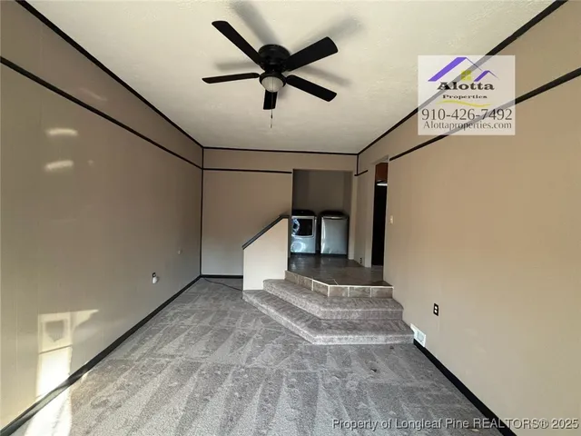 a view of a livingroom with a ceiling fan & dryer