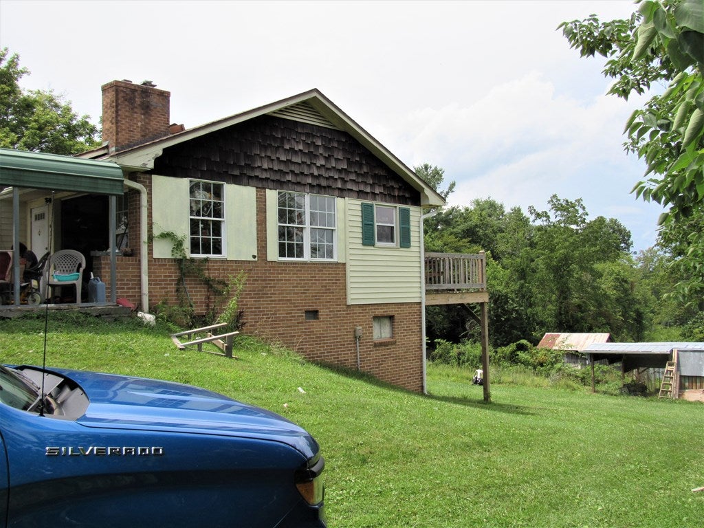 660 Edmonds Road Galax, VA 24333 - Photo 5 of 32 Gallery Image 5