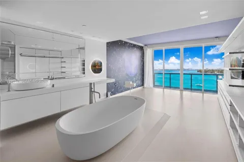 $1,995,000 | 10 Venetian Way, Unit 904, Miami Beach, FL 33139