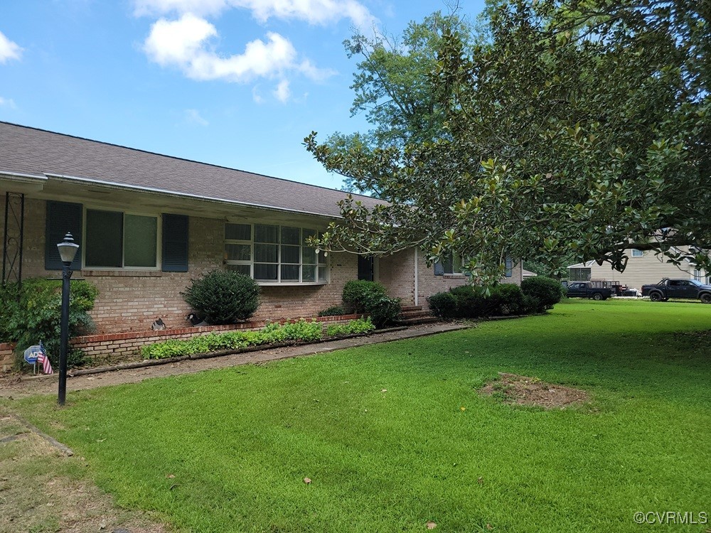 a view of a house with backyard and sitting area