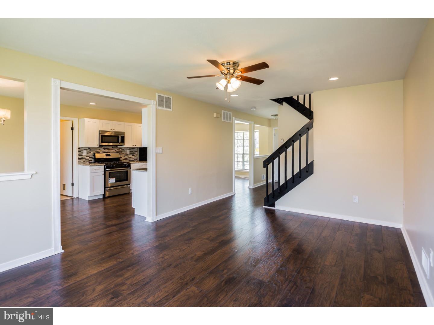 153 Crossing Way Lindenwold, NJ 08021 - Photo 8 of 23 Living Room