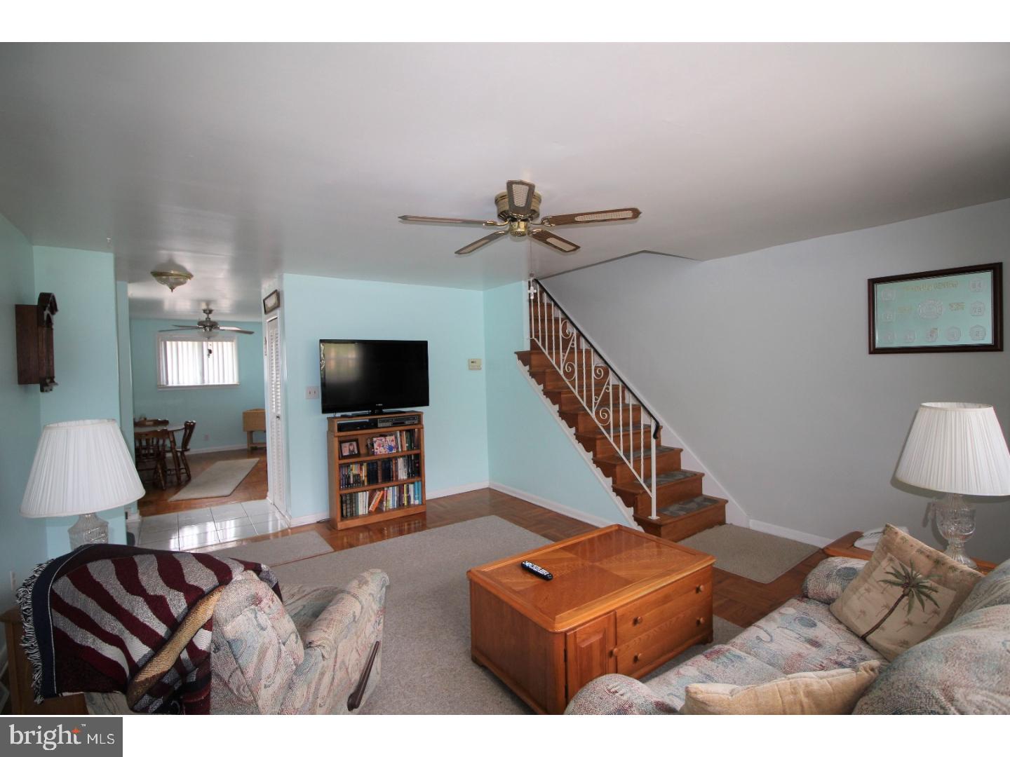 2853 Shipley Road Philadelphia, PA 19152 - Photo 11 of 25 Living Room