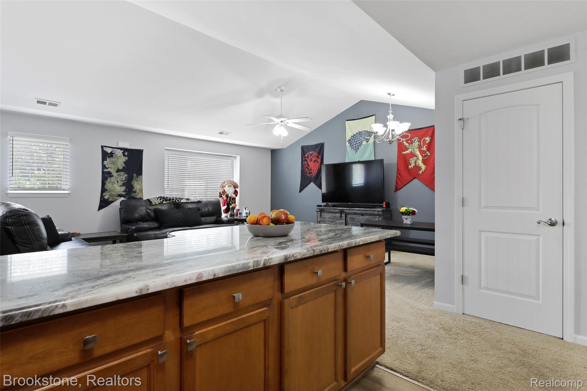 34118 Utica Road, Unit 903 Fraser, MI 48026 - Photo 12 of 32 Breakfast bar