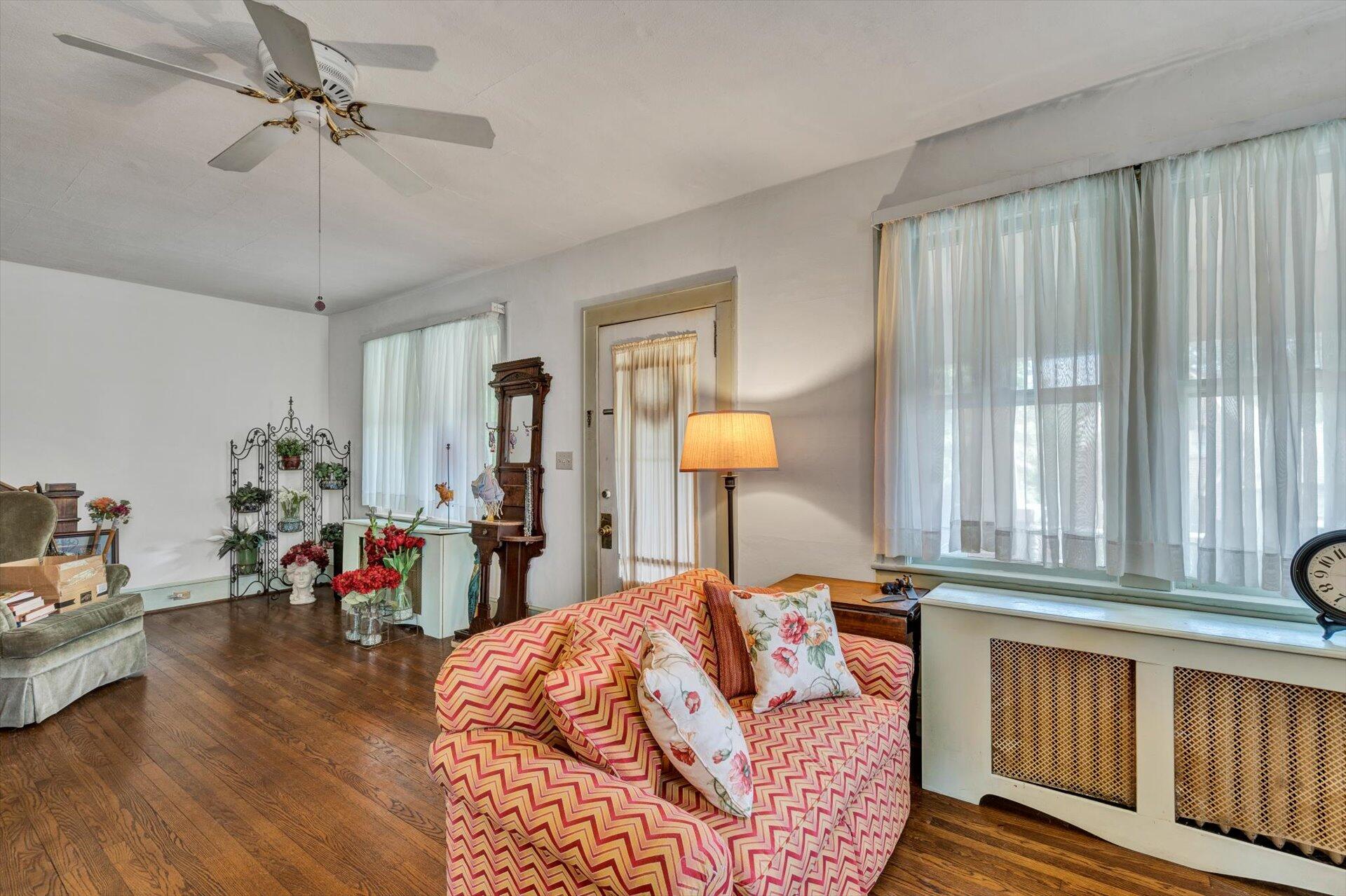 1827 Carter Road Southwest Roanoke, VA 24015 - Photo 3 of 27 Living Room