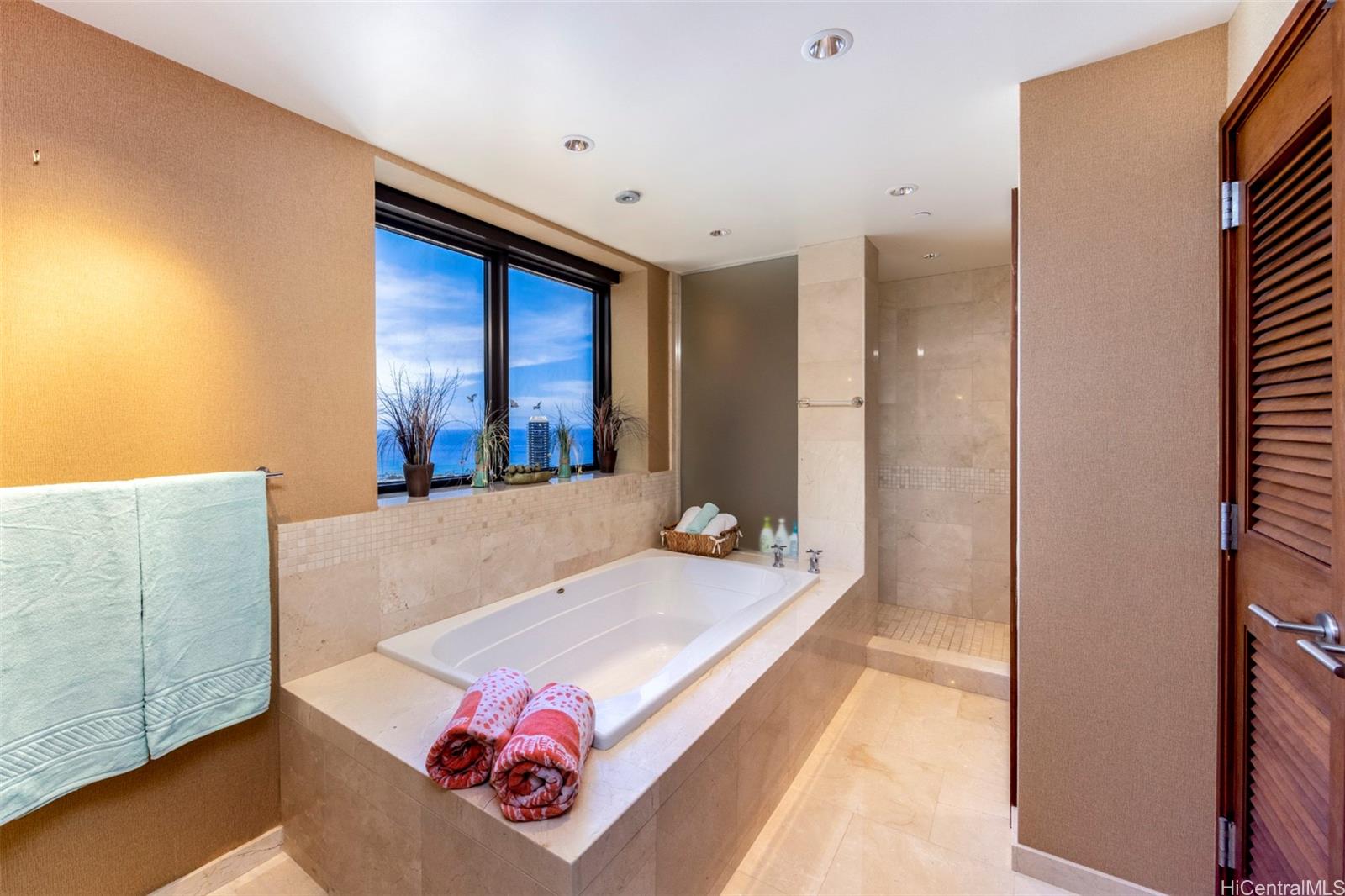 600 Queen Street, Unit 4302 Honolulu, HI 96813 - Photo 16 of 25 a bedroom with a bed and a dresser