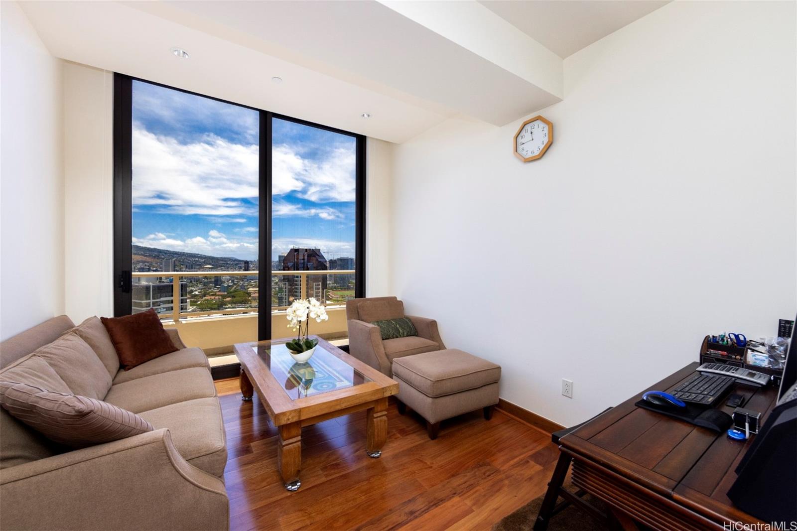 600 Queen Street, Unit 4302 Honolulu, HI 96813 - Photo 19 of 25 a living room with furniture and a large window
