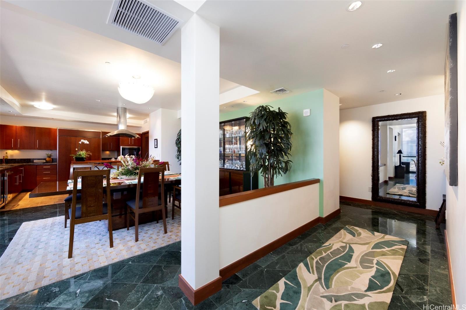 600 Queen Street, Unit 4302 Honolulu, HI 96813 - Photo 20 of 25 a living room with furniture and a large window