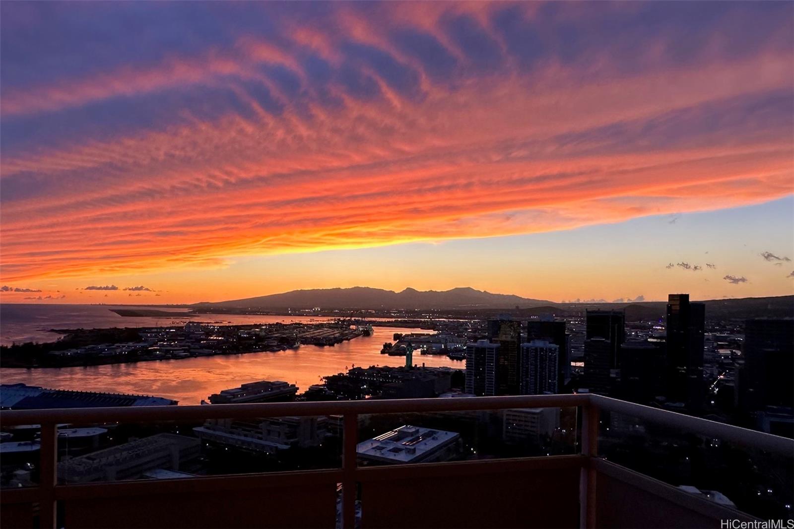 600 Queen Street, Unit 4302 Honolulu, HI 96813 - Photo 2 of 25 a view of lake view and mountain view