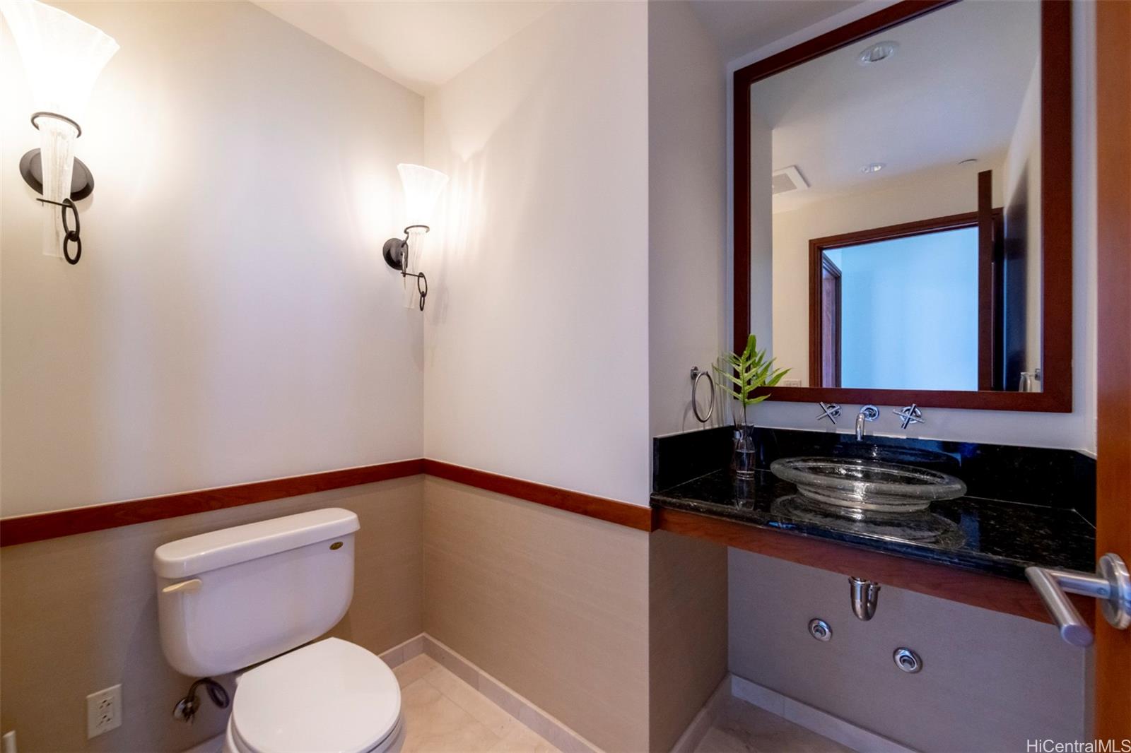 600 Queen Street, Unit 4302 Honolulu, HI 96813 - Photo 21 of 25 a bathroom with a toilet a sink and mirror