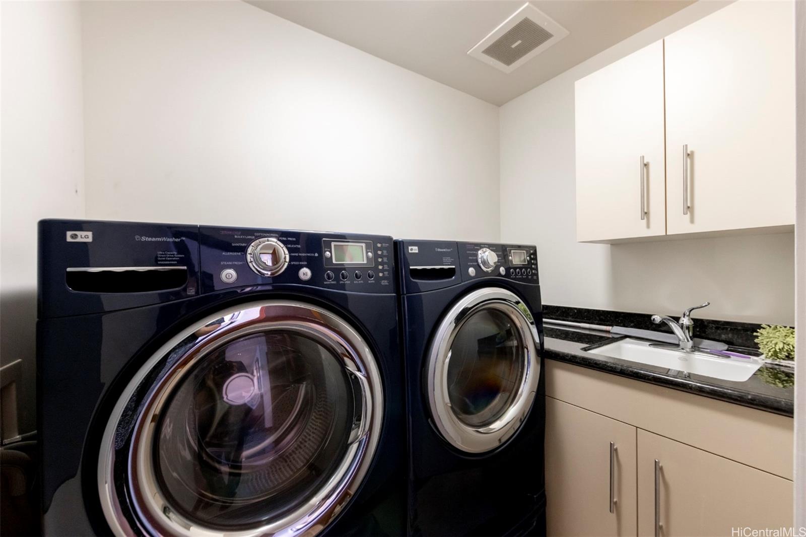 600 Queen Street, Unit 4302 Honolulu, HI 96813 - Photo 22 of 25 a utility room with dryer and washer