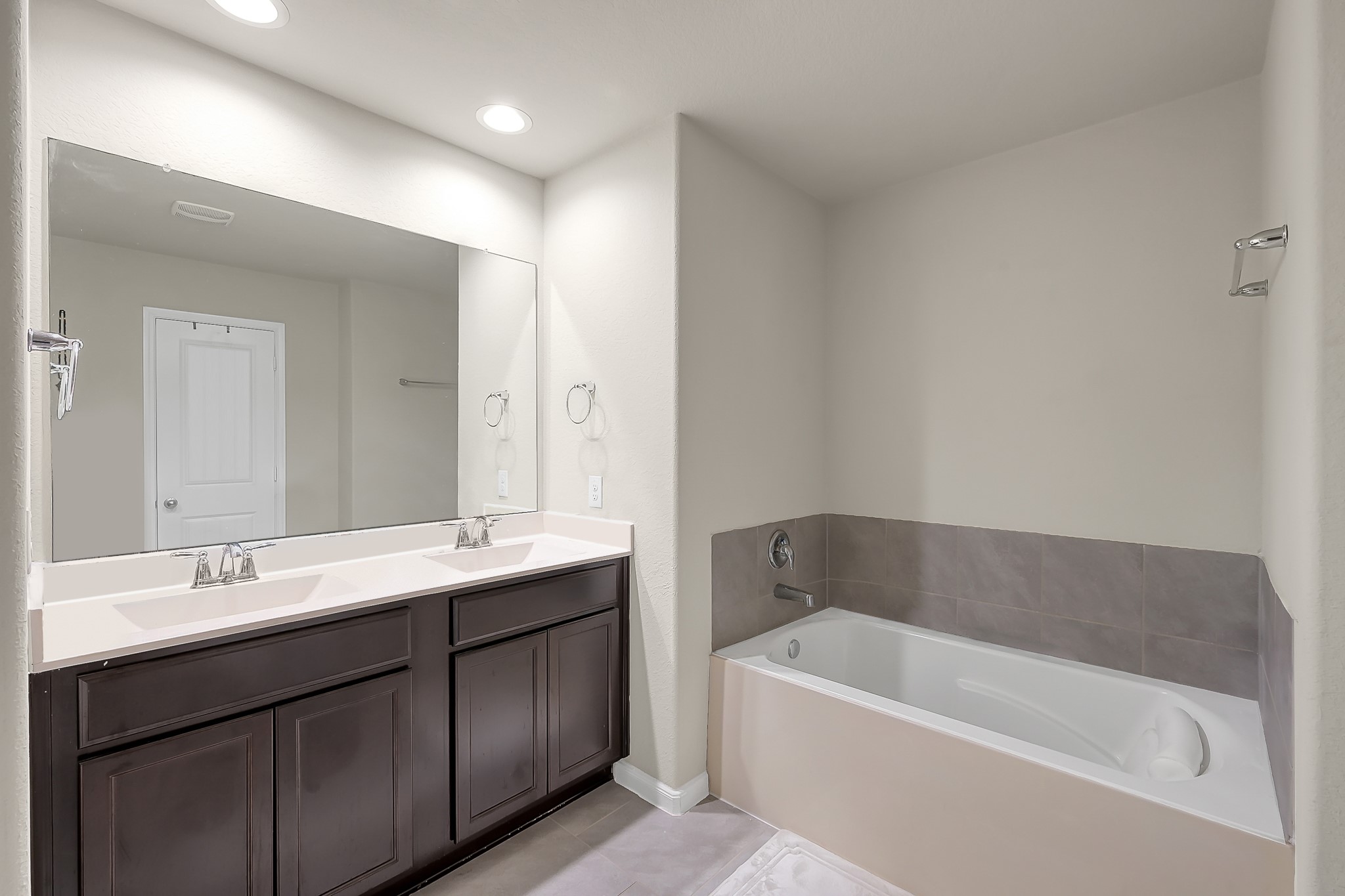 3310 Scout Island Katy, TX 77494 - Photo 21 of 42 a bathroom with a bathtub a sink and a mirror