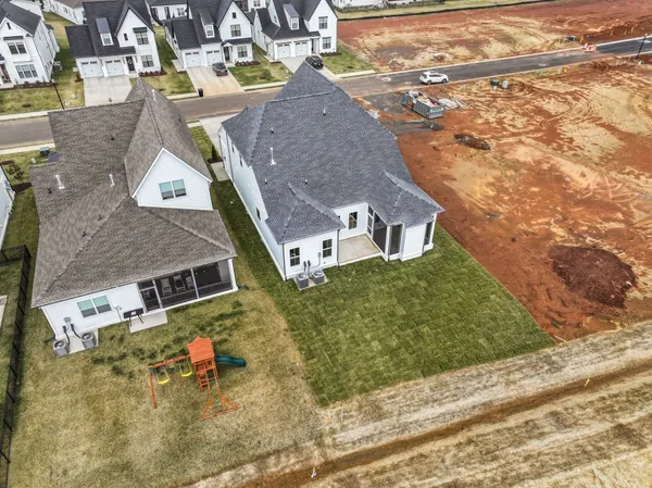 a view of a house with backyard