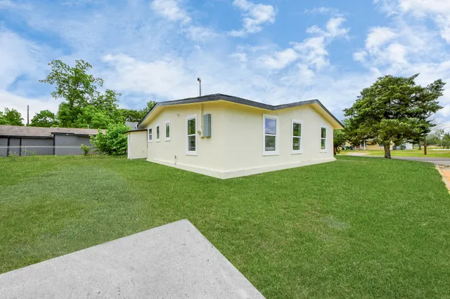 a view of a house with a yard