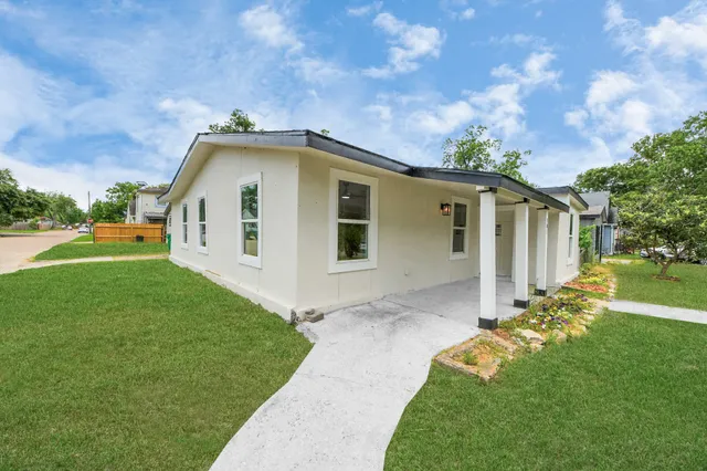 a view of a house with a yard