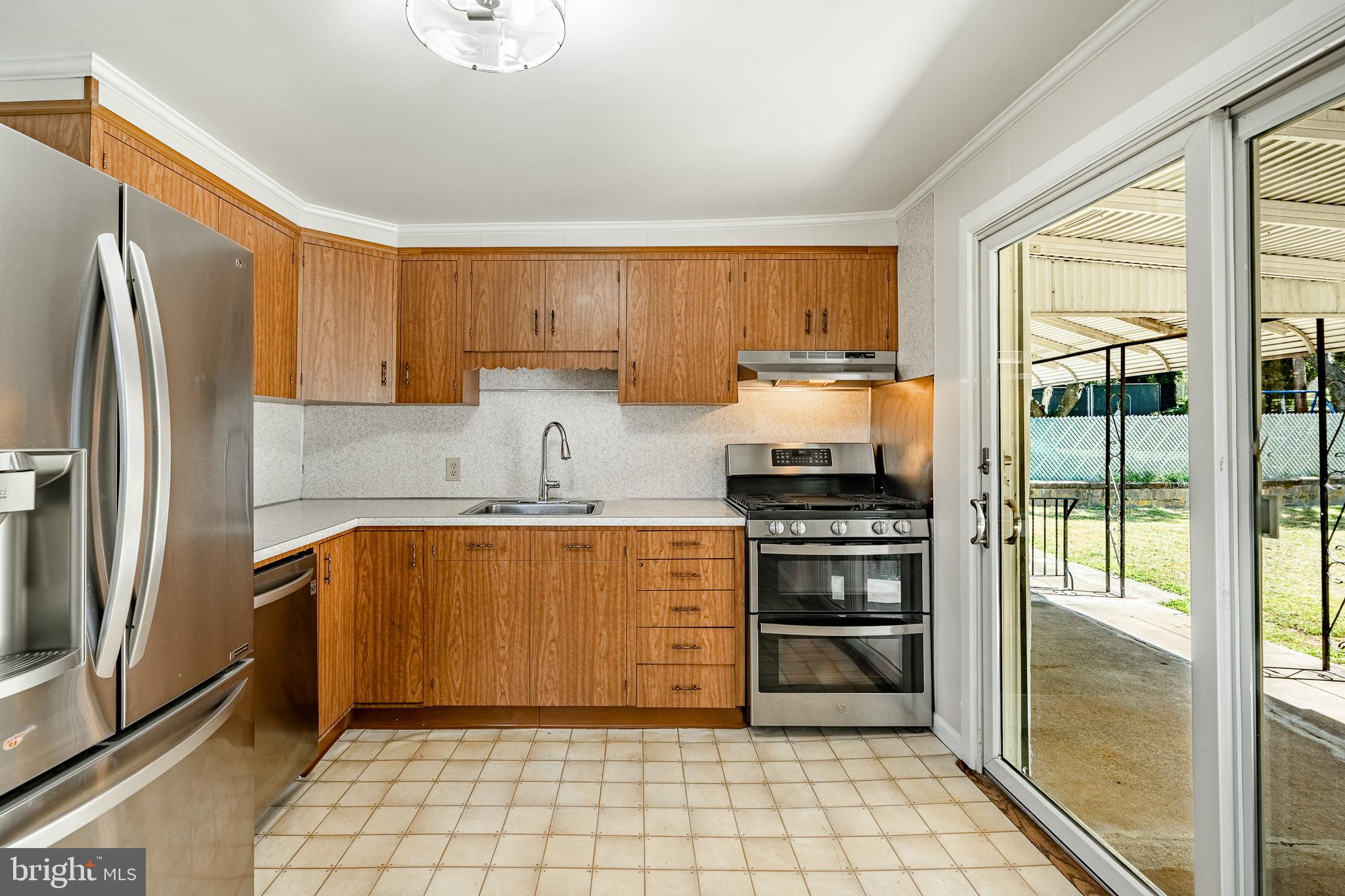 147 Wyndmoor Road Havertown, PA 19083 - Photo 11 of 36 Stainless steel gas oven & sliding door