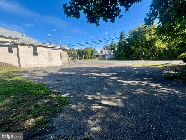 a view of yard with green space