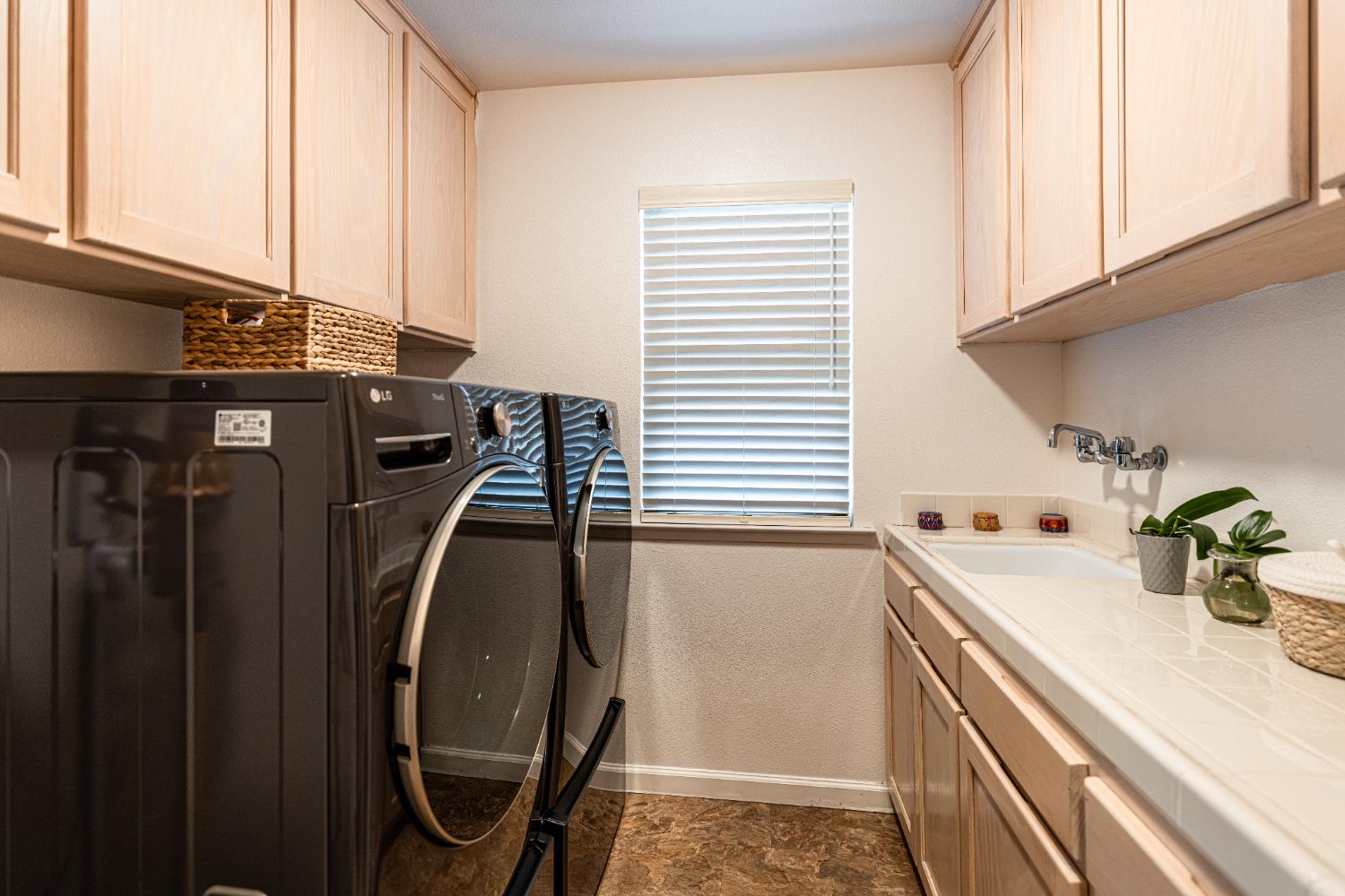 2322 East Revere Road Fresno, CA 93720 - Photo 18 of 33 a utility room with dryer and washer