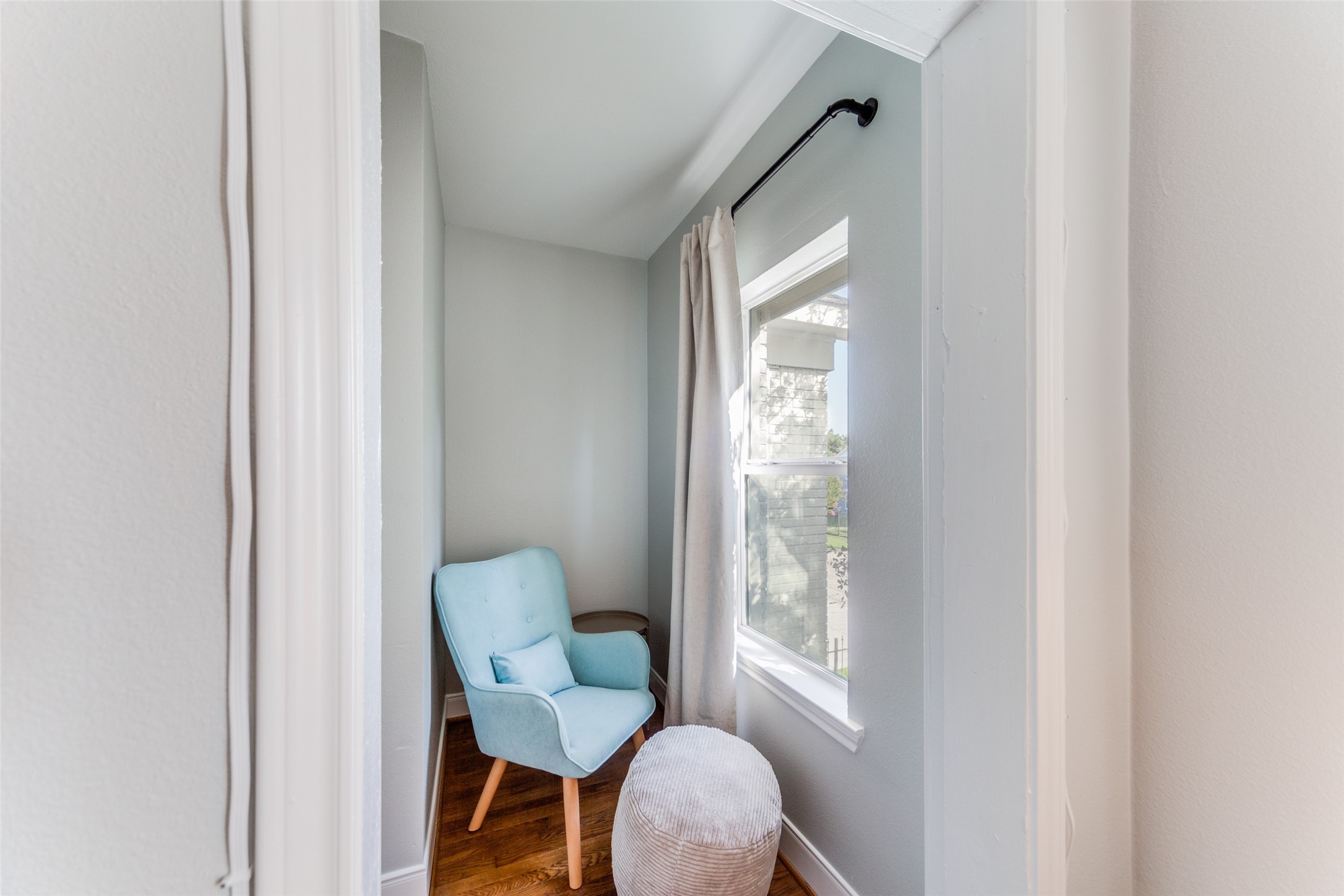 2410 Truxillo Street Houston, TX 77004 - Photo 23 of 41 Unit B (3-bedroom): Additional flex space off of the middle bedroom could make a perfect reading nook, study space, or much more!