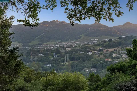 $2,550,000 | 90 Overhill Road, Orinda, CA 94563