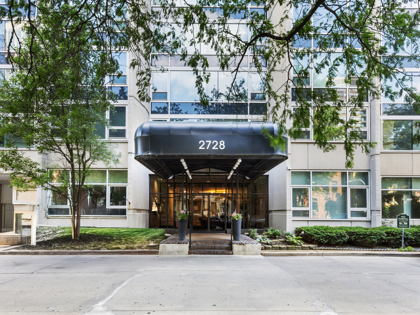 2728 North Hampden Court, Unit 109 Chicago, IL 60614 - Photo 4 of 20 front view of a building with a garden