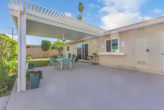 a view of a backyard